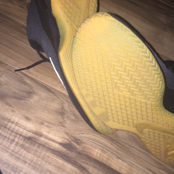 Woman’s Nike basketball shoes - Picture 4 of 4